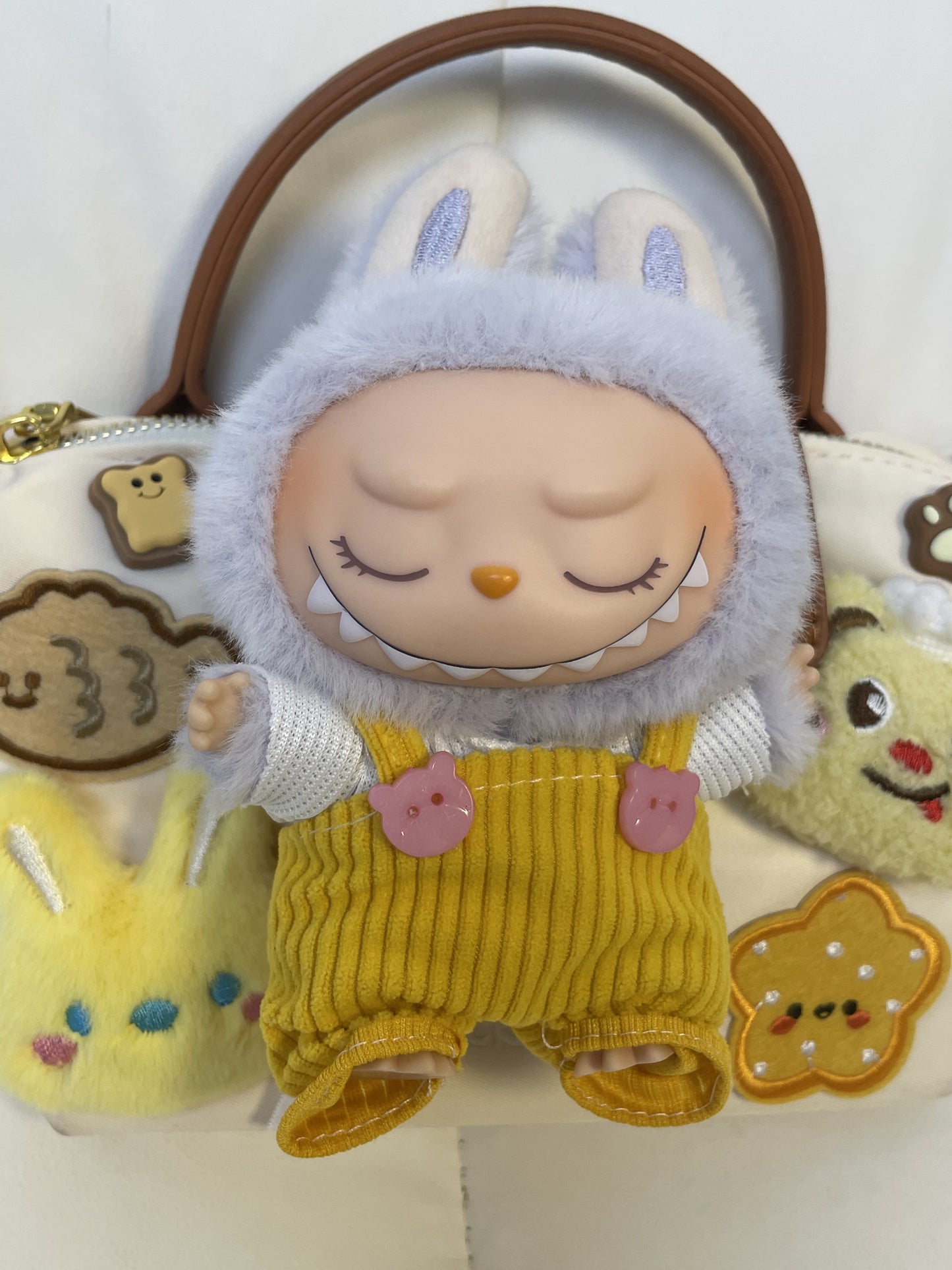 JoJo Be the center of attention with this super cute toy bag!
